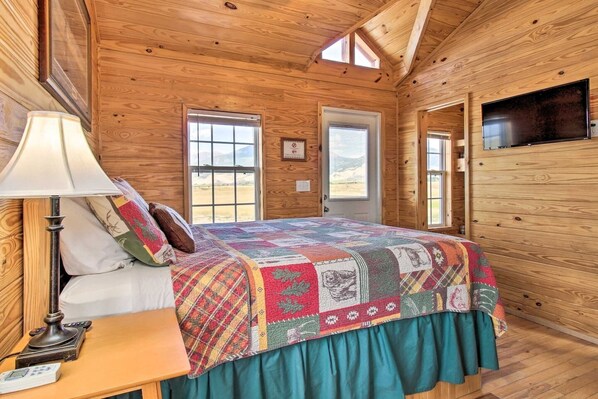 2 bedrooms, WiFi, bed sheets - Skwala Cabin (Cabin #6) (Park County)