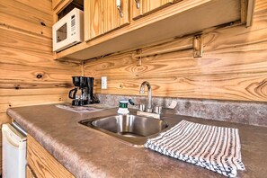 Microwave, coffee/tea maker, cookware/dishes/utensils - Skwala Cabin (Cabin #6) (Park County)