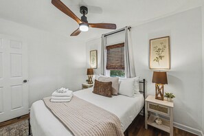 3 bedrooms, iron/ironing board, travel crib, WiFi - Peaceful 3br/2ba Shem Creek Getaway! (Mount Pleasant)