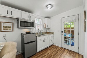 Fridge, microwave, oven, stovetop - Peaceful 3br/2ba Shem Creek Getaway! (Mount Pleasant)