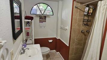 Bruser, hårtørrer, bidet, håndklæder