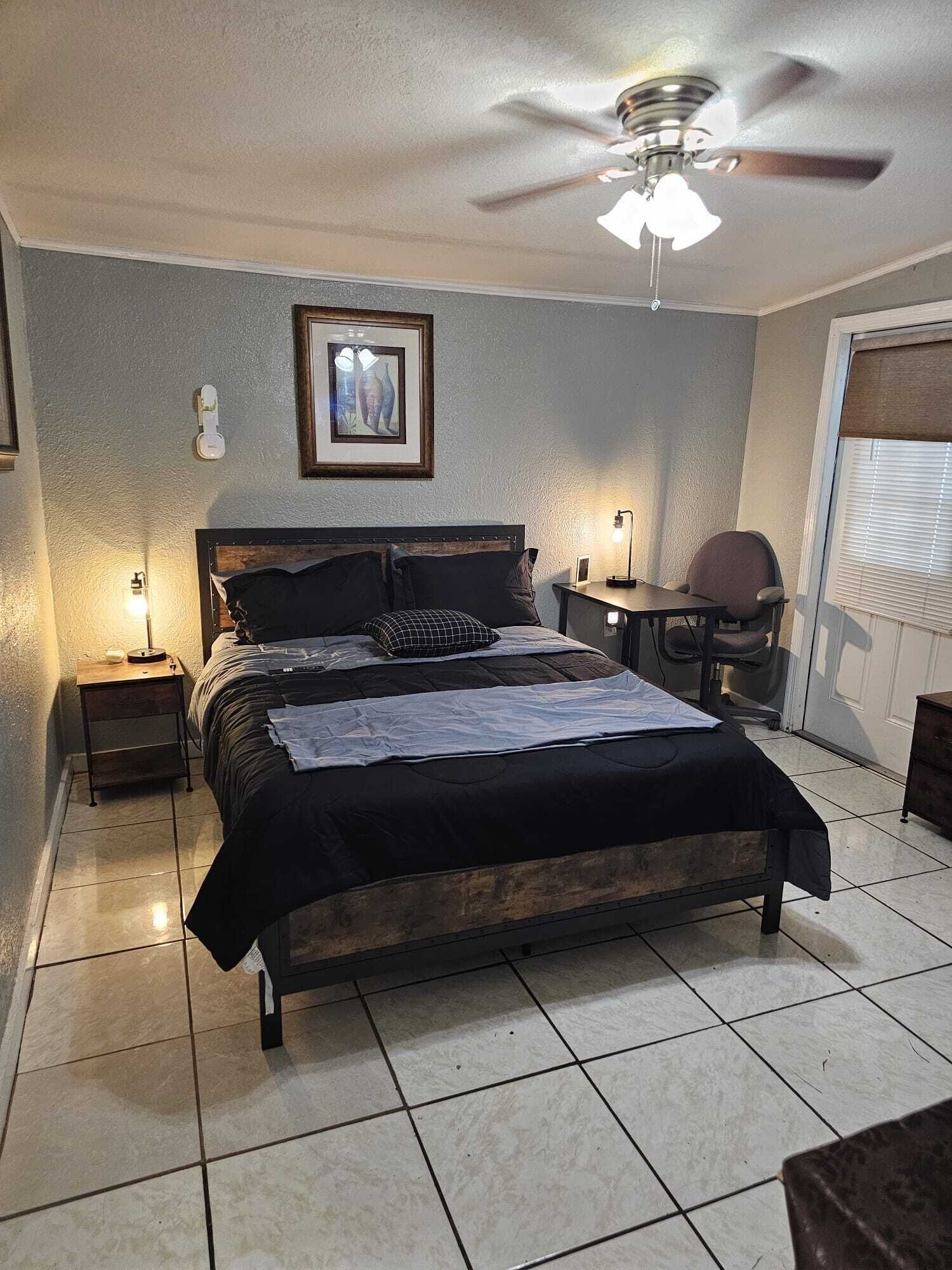 1 quarto, escrivaninha, ferros/tábuas de passar roupa, Wi-Fi de cortesia