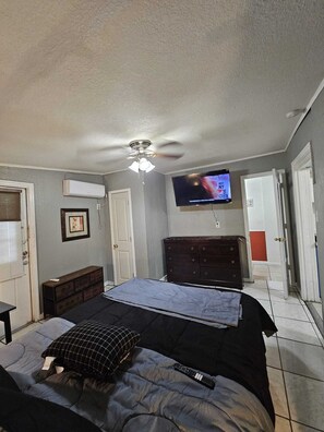 1 chambre, bureau, fer et planche à repasser, Wi-Fi gratuit