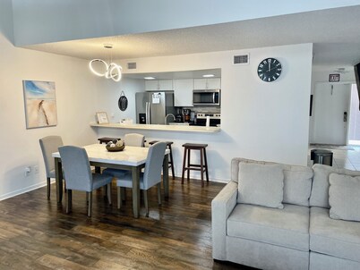 Charming 3 bedroom and 3 Full bathroom centrally Located in South Florida!