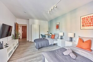 2 bedrooms, desk, iron/ironing board, travel crib - NEW Marta - stylish temporary living in Bergheim (Bergheim)