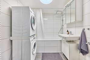Séchoir à cheveux, serviettes fournies, savon, papier de toilette