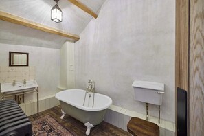 Douche, serviettes fournies, shampoing