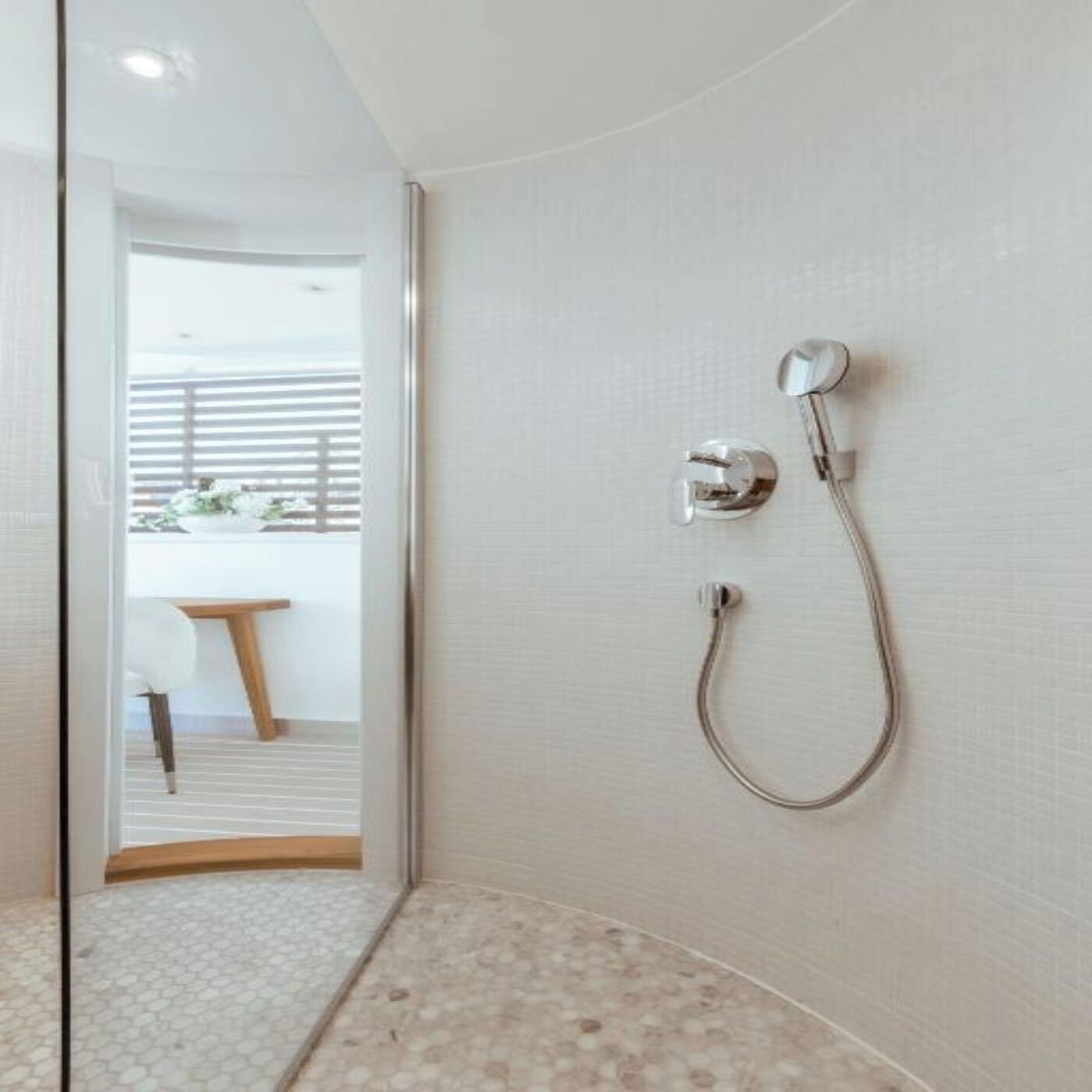 Haartrockner, Bademäntel, Handtücher, Toilettenpapier