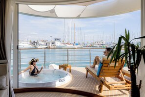 Outdoor spa tub - Luxury Floating Apartment Amor (Split)