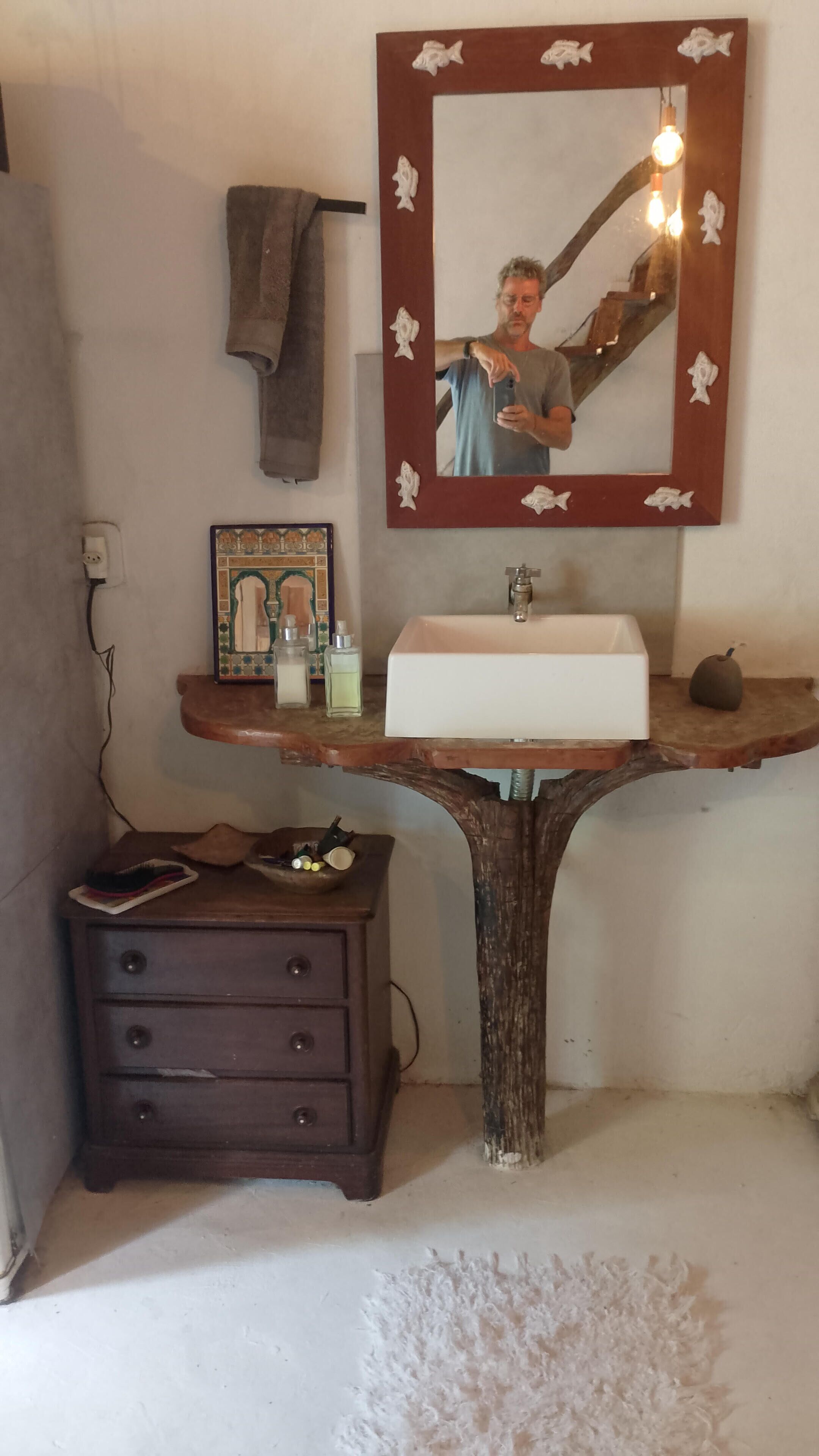 Chuveiro, toalhas de banho, sabonete, papel higiênico