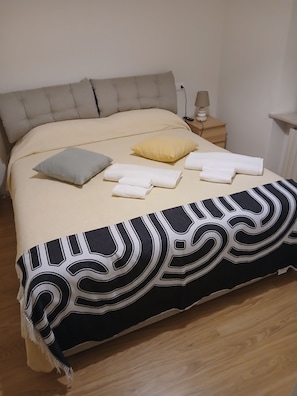 2 chambres, fer et planche à repasser, Wi-Fi, draps fournis