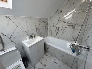 House | Bathroom | Shower, towels - Housesleeps9-patio-parking-familyok (Manchester)