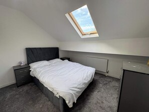 House | 5 bedrooms, free WiFi, bed sheets - Housesleeps9-patio-parking-familyok (Manchester)