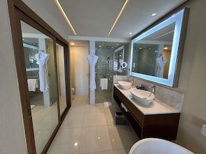 Douche, séchoir à cheveux, bidet, serviettes fournies