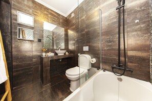 Secador de pelo, toallas