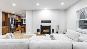 Älytelevisio, takka, DVD-soitin, stereot