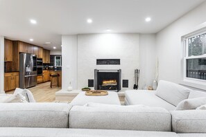 Smart-TV, Kamin, DVD-Player, Stereoanlage