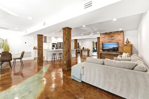 Smart TV, fireplace, stereo - Private Fairhope Waterfront Retreat, Two Complete Residences, Sleeps Up to 14 (Fairhope)