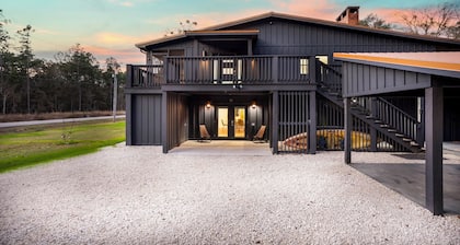 Luxury Waterfront Estate, 2 Kitchens & 5 Baths, Private 2/3 Acre