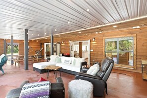 Outdoor dining - Private Fairhope Waterfront Retreat, Two Complete Residences, Sleeps Up to 14 (Fairhope)