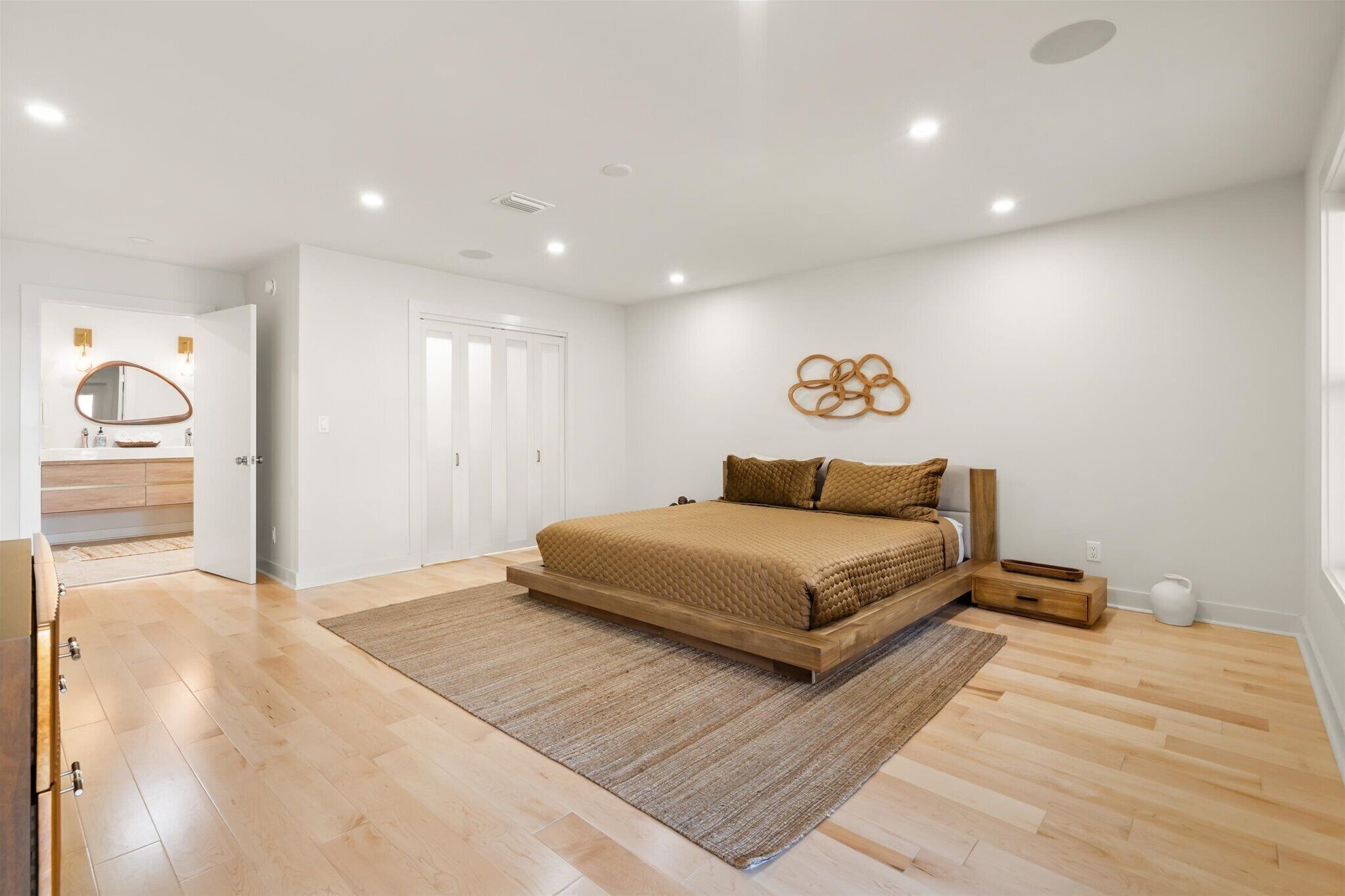 4 bedrooms, desk, iron/ironing board, travel crib