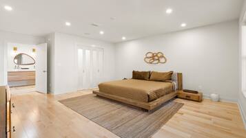 4 habitaciones, escritorio y tabla de planchar con plancha