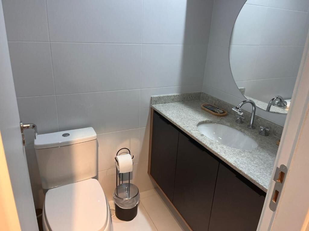 Secador de cabelo, toalhas de banho, sabonete, papel higiênico