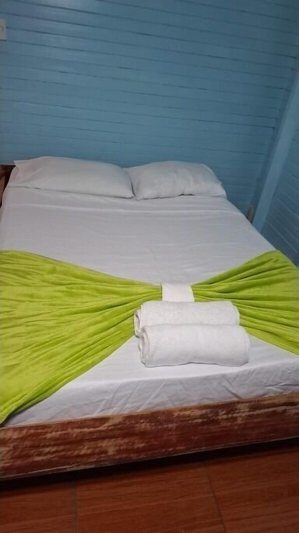 5 bedrooms, WiFi, bed sheets