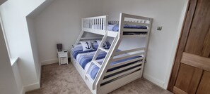 3 bedrooms, iron/ironing board, WiFi, bed sheets