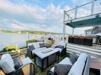 Beautiful cozy home w jacuzzi & dock for boat