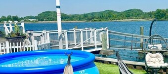 Brand new cozy waterfront house w jacuzzi
