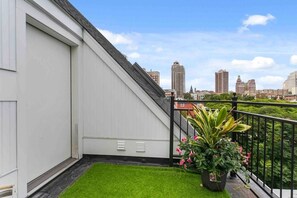 Property grounds - Modern apt in Wooster Square (New Haven)