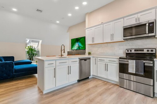 Modern King Suite near Wooster Square and Yale