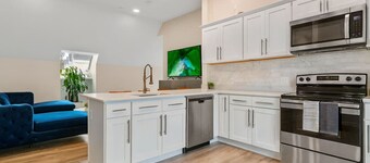 Modern King Suite near Wooster Square and Yale