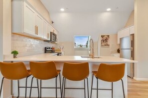 Een koelkast, een microgolfoven, een oven, een kookplaat