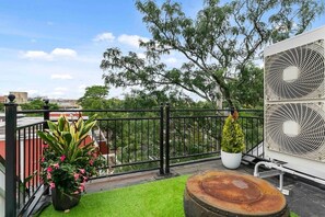 Property grounds - Modern apt in Wooster Square (New Haven)