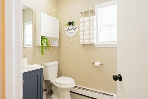 Towels, soap, toilet paper - Spacious 4-bedroom Boston with WiFi, free parking (Malden)