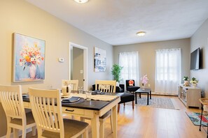 Dining - Spacious 4-bedroom Boston with WiFi, free parking (Malden)