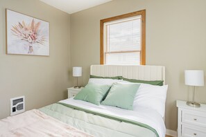 4 habitaciones, tabla de planchar con plancha, wifi y ropa de cama 