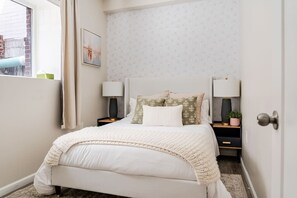 Tabla de planchar con plancha, internet y ropa de cama 