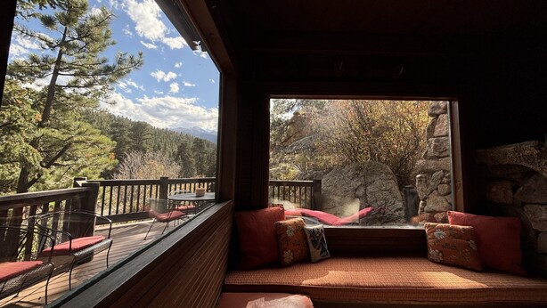 Un coin salon confortable offrant une vue sur un paysage montagneux.