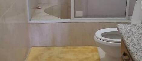 Toallas, jabón y papel higiénico