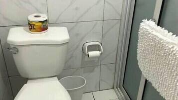 Toallas, jabón y papel higiénico