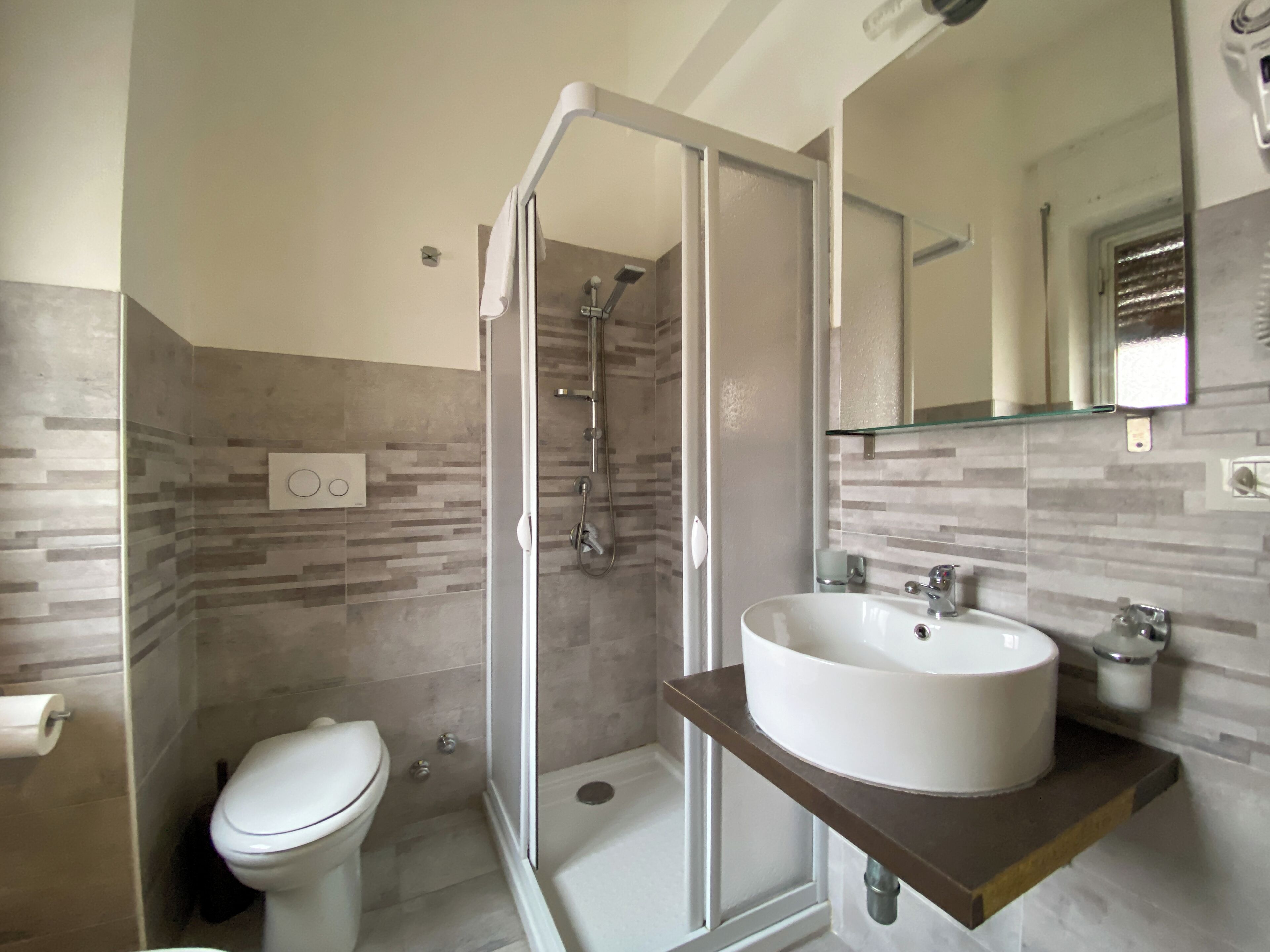 Camera, balcone | Bagno | Doccia, asciugacapelli, asciugamani, sapone