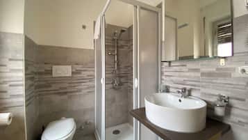 Camera, balcone | Bagno | Doccia, asciugacapelli, asciugamani, sapone