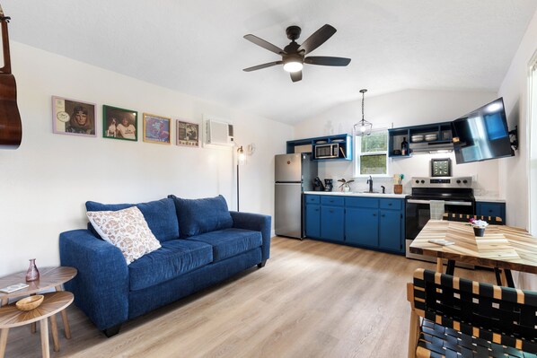 Smart TV - Welcome to Casa Antigua – Your Perfect Getaway in San Marcos (San Marcos)