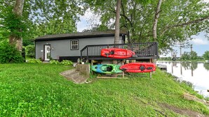 A house with a dock and kayaks by the water. - Riverfront Hideaway/Kayaks/Pet‑Friendly/Beautiful Views! (Noblesville)