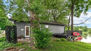 A small cabin by a lake with a deck and kayaks. - Riverfront Hideaway/Kayaks/Pet‑Friendly/Beautiful Views! (Noblesville)