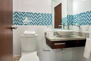 Regadera, toallas, jabón, shampoo 