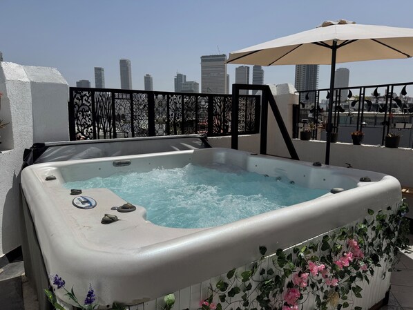 Outdoor spa tub